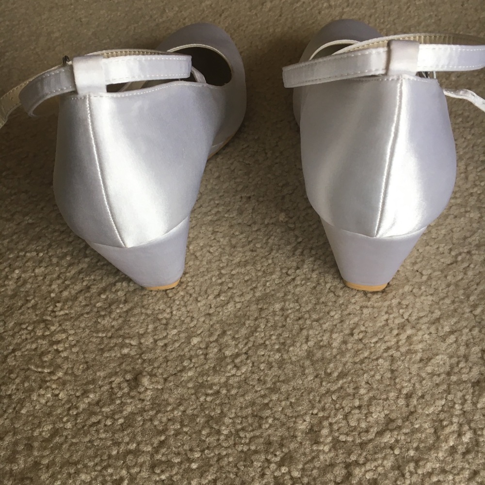 White Satin Heels / White Pumps size 10.5, EU 42 - Picture 4 of 5